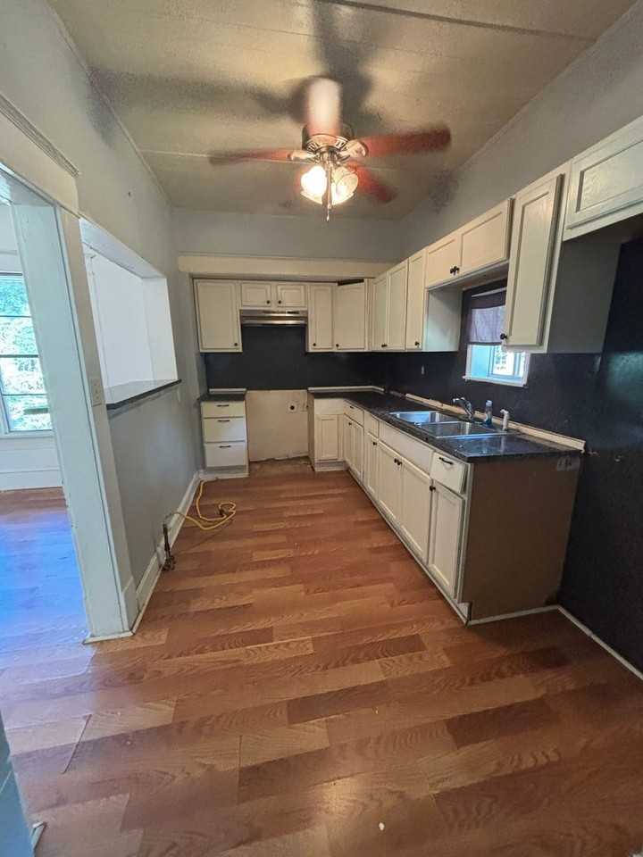 2560 Emery St - Photo 4 of 9