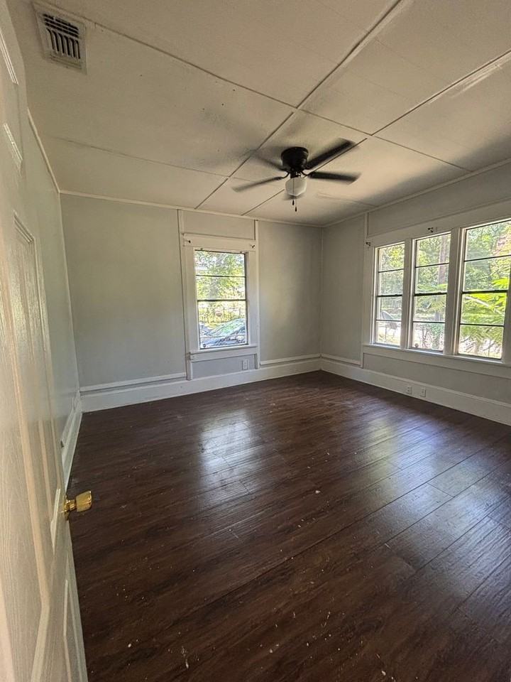 2560 Emery St - Photo 5 of 9