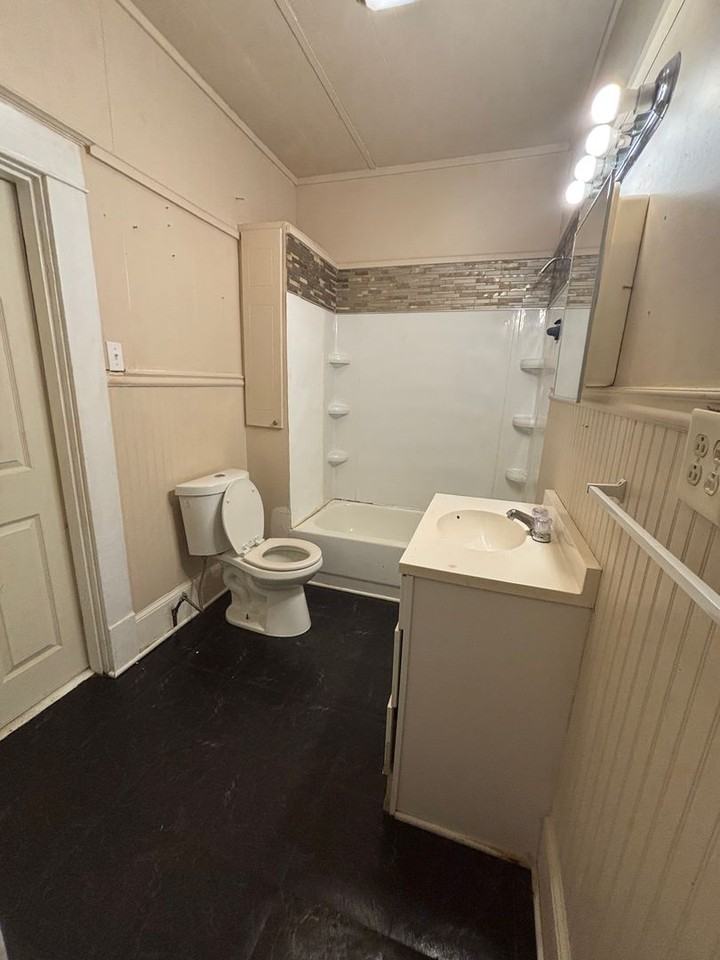 2560 Emery St - Photo 6 of 9