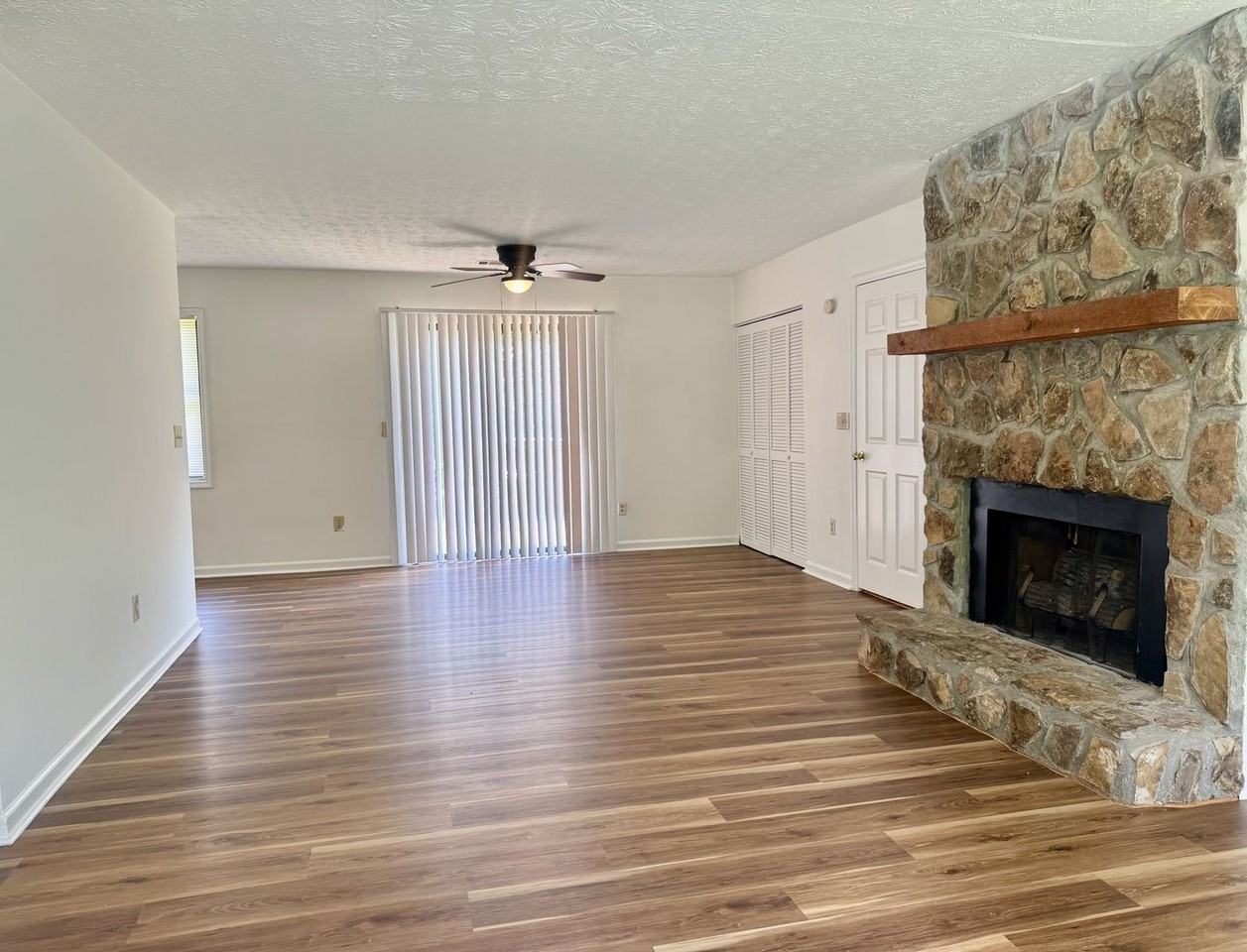 4044 Woodbridge Ct - Photo 2 of 15