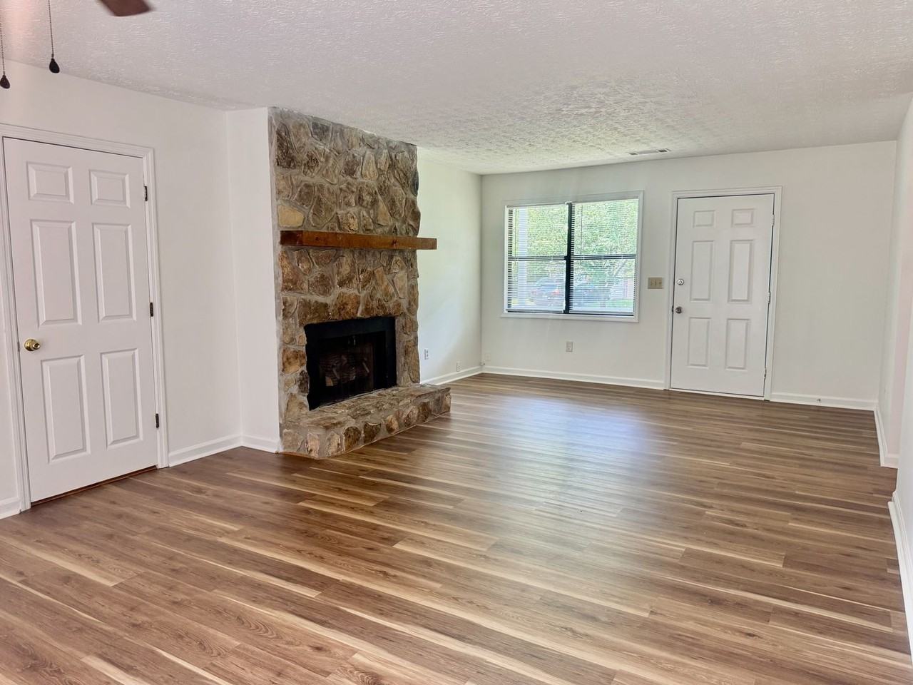 4044 Woodbridge Ct - Photo 3 of 15