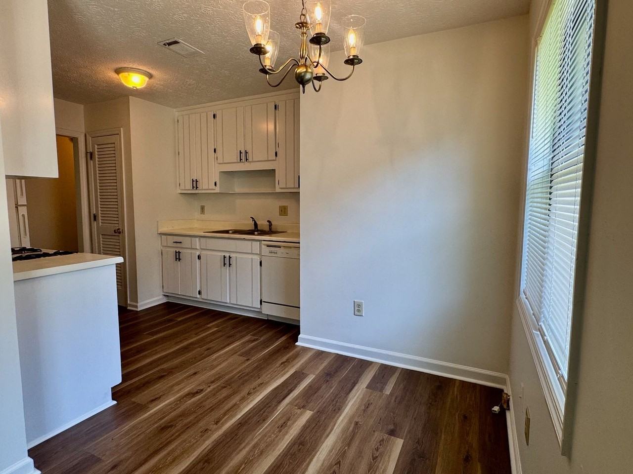 4044 Woodbridge Ct - Photo 4 of 15