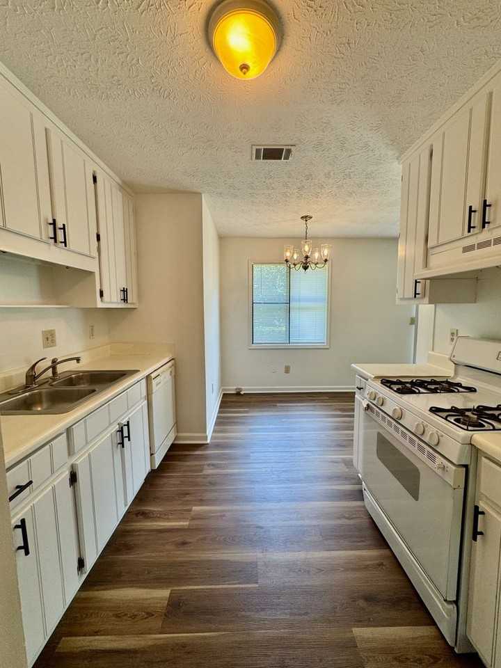 4044 Woodbridge Ct - Photo 5 of 15