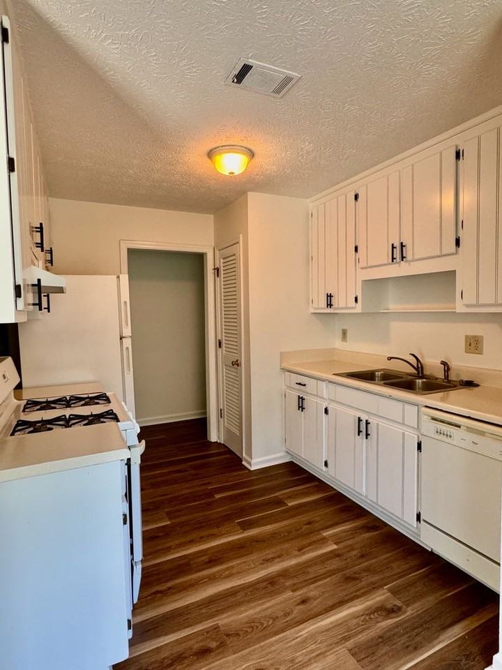 4044 Woodbridge Ct - Photo 6 of 15