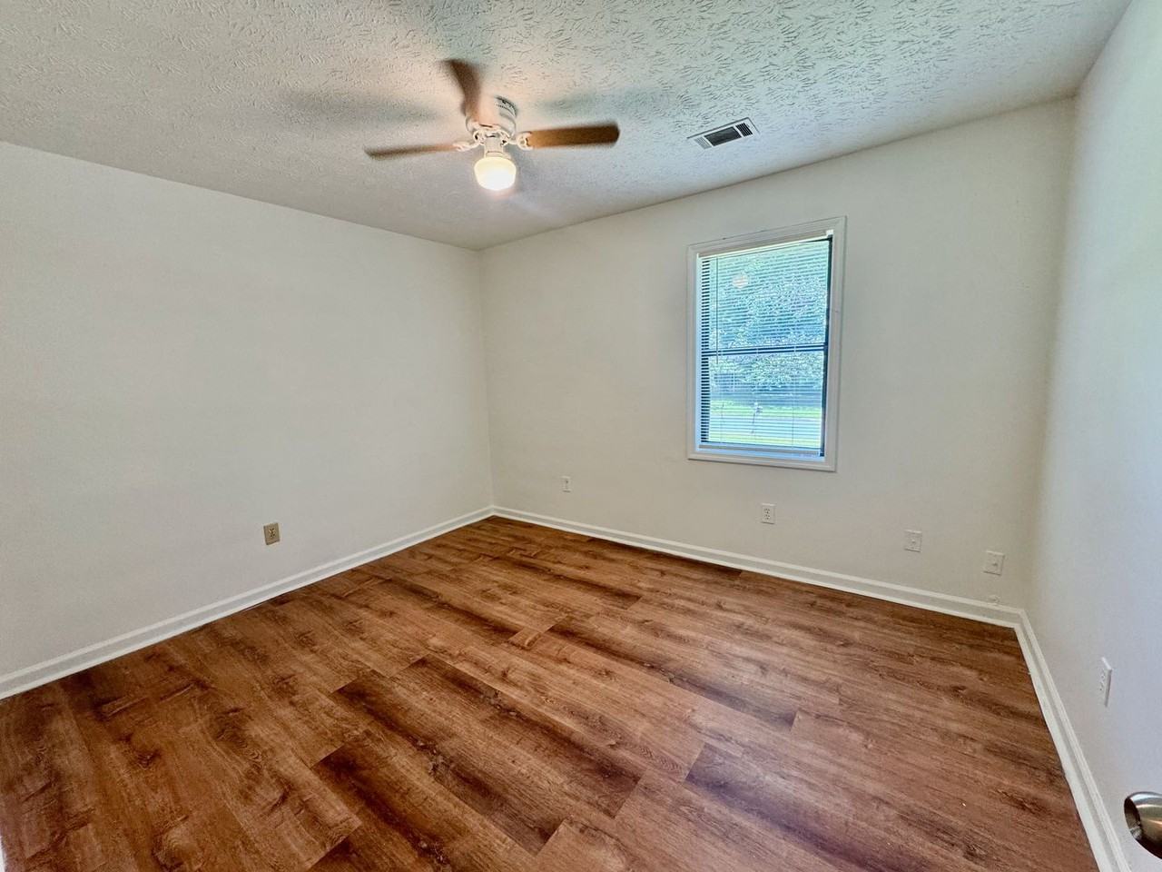 4044 Woodbridge Ct - Photo 7 of 15