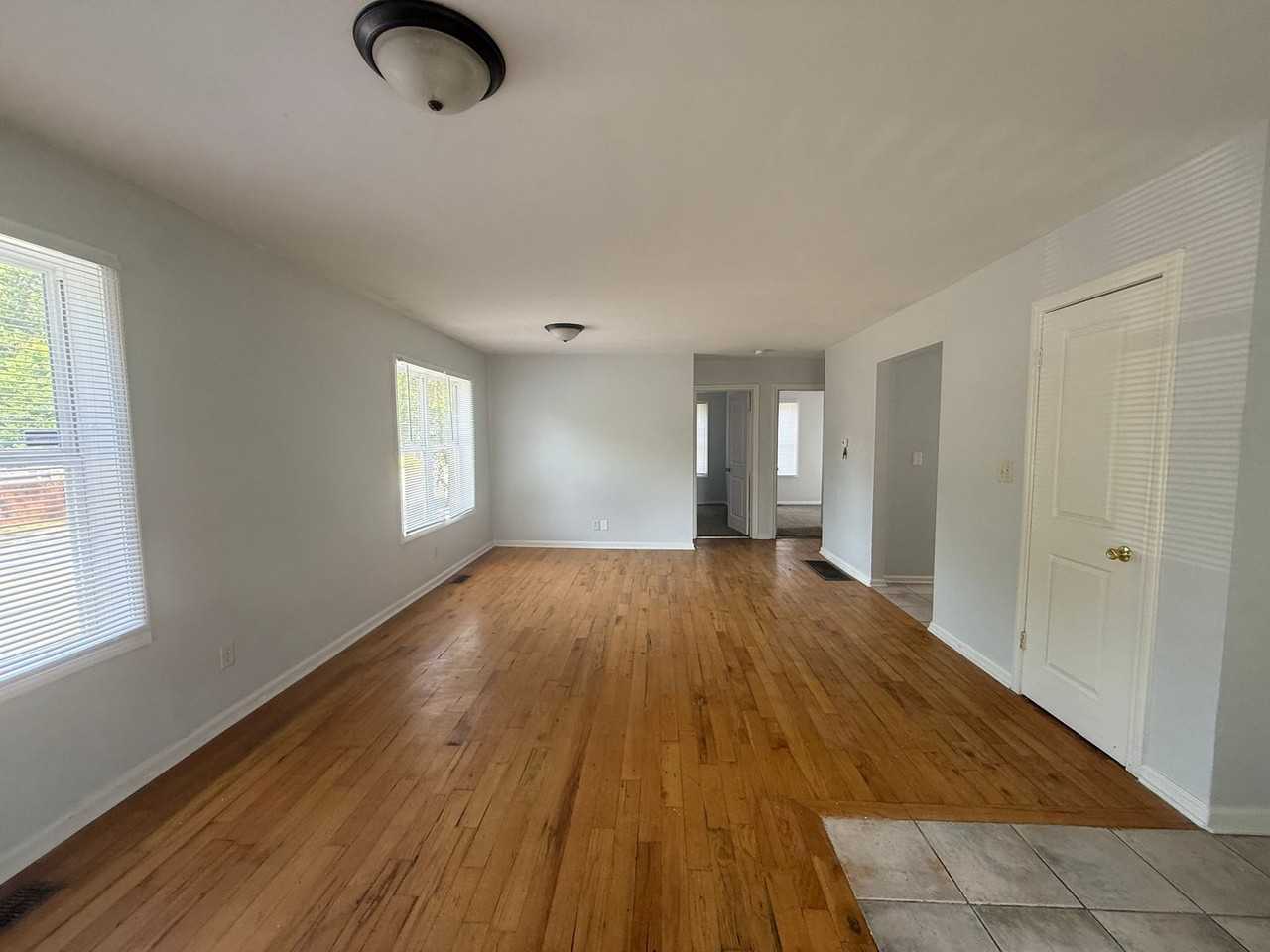 1902 E 35th St - Photo 4 of 14