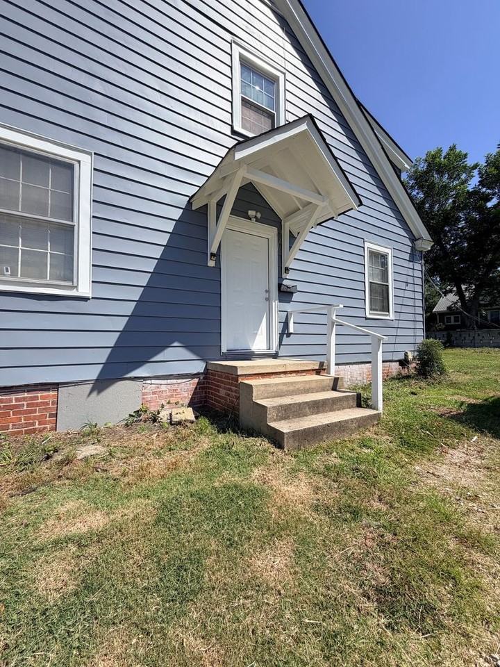 943 Marshall St #B - Photo 2 of 15