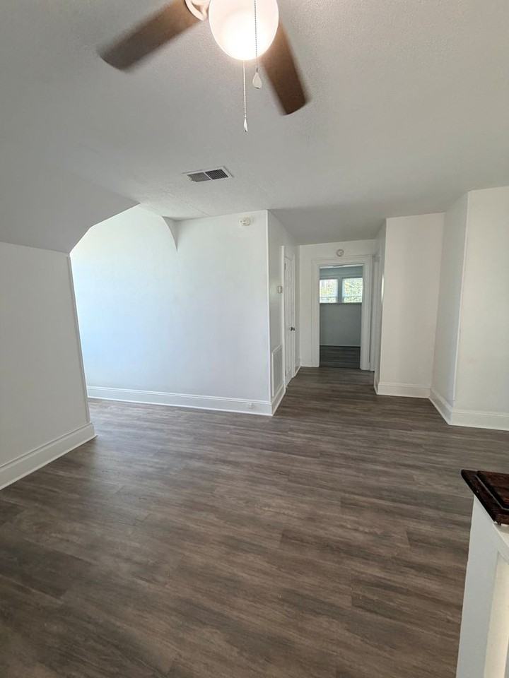 943 Marshall St #B - Photo 4 of 15