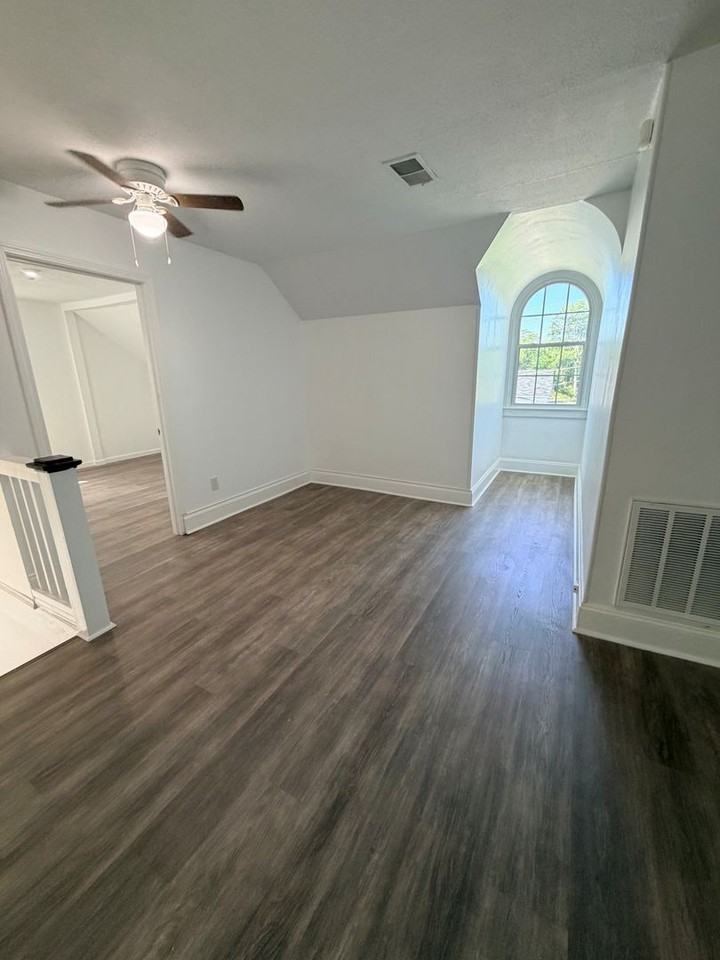 943 Marshall St #B - Photo 5 of 15