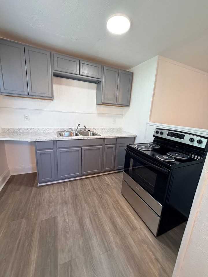 943 Marshall St #B - Photo 6 of 15