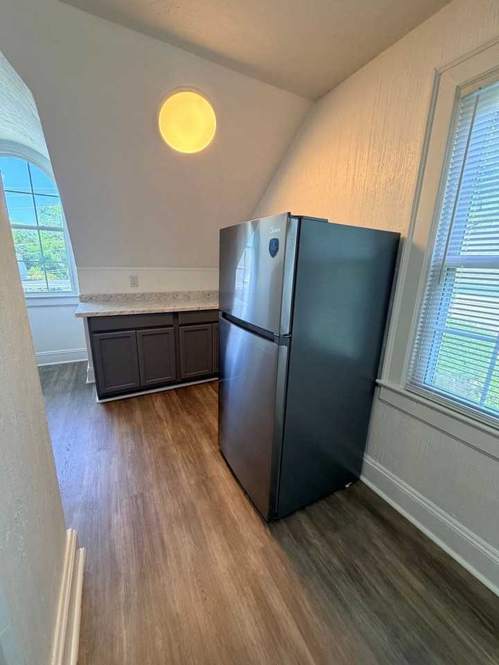 943 Marshall St #B - Photo 7 of 15
