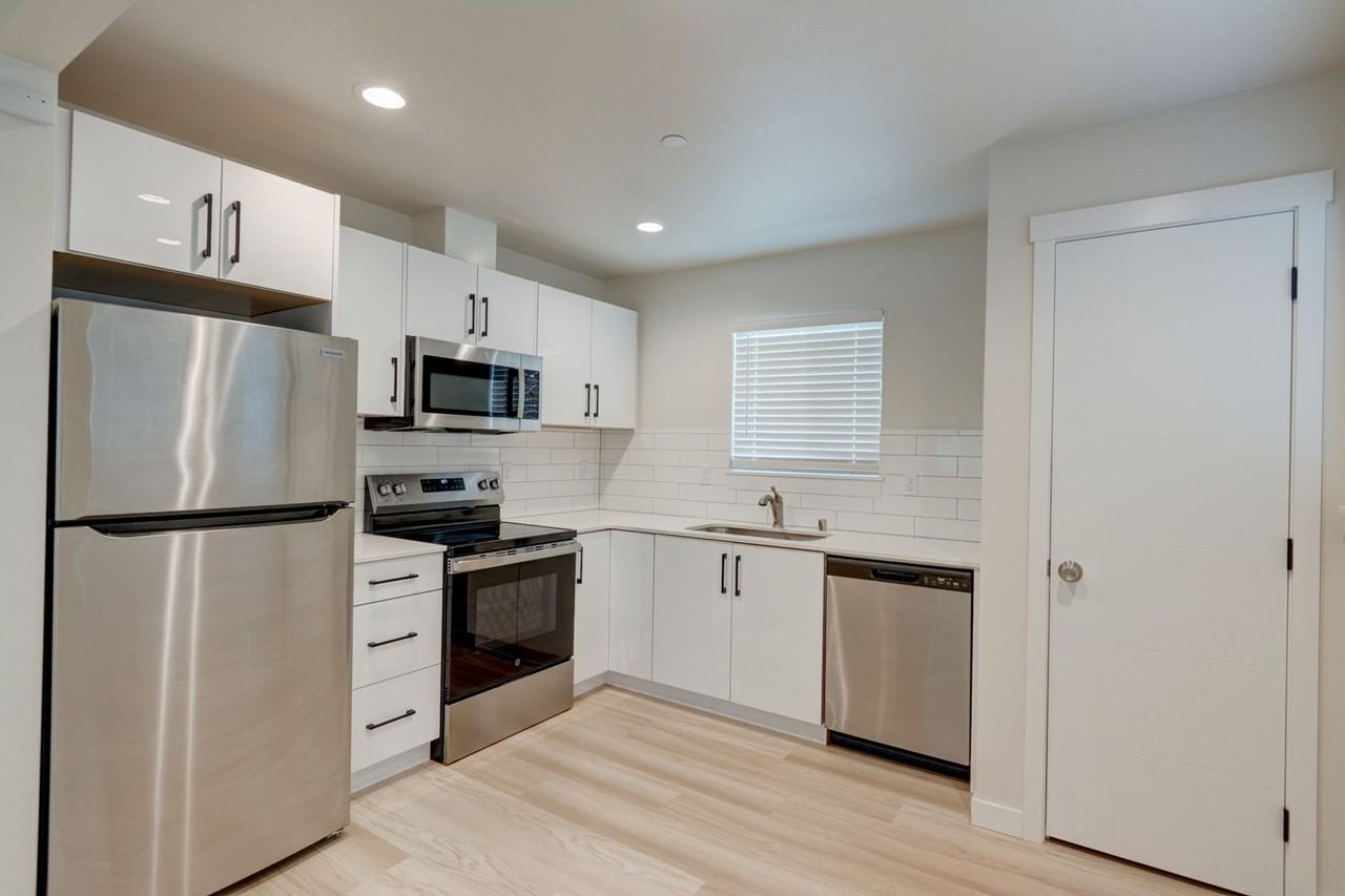 476 Se Barrington Dr #D - Photo 2 of 15