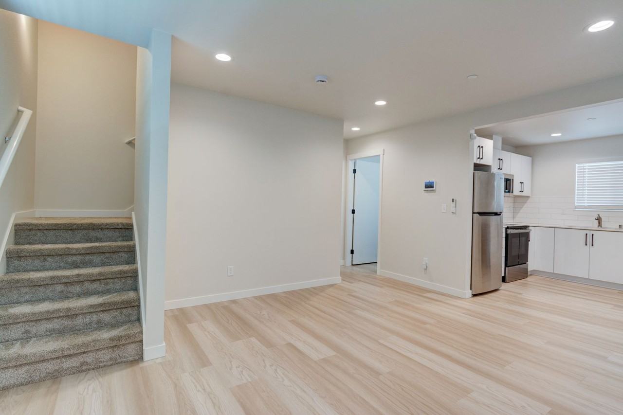 476 Se Barrington Dr #D - Photo 3 of 15