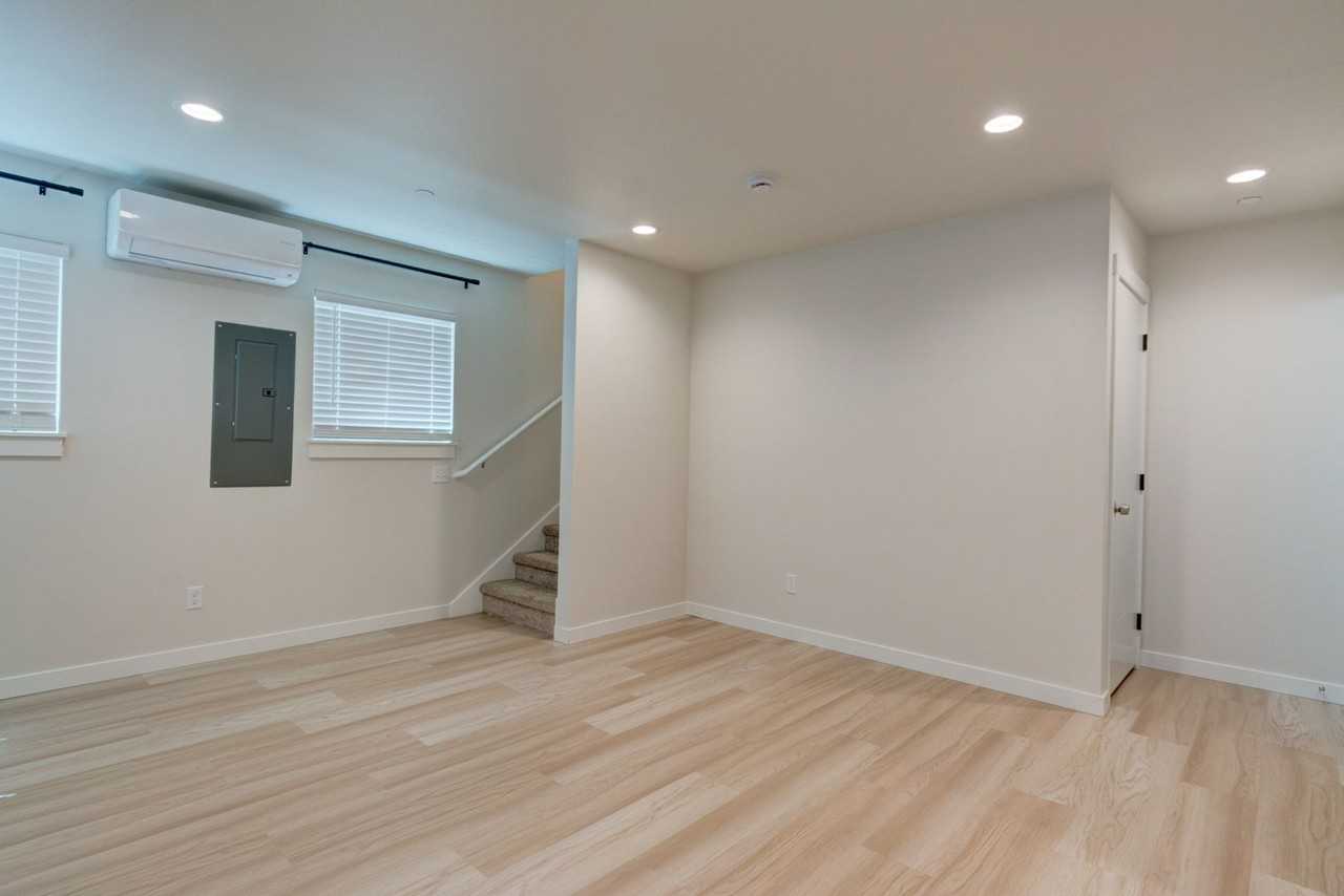 476 Se Barrington Dr #D - Photo 5 of 15