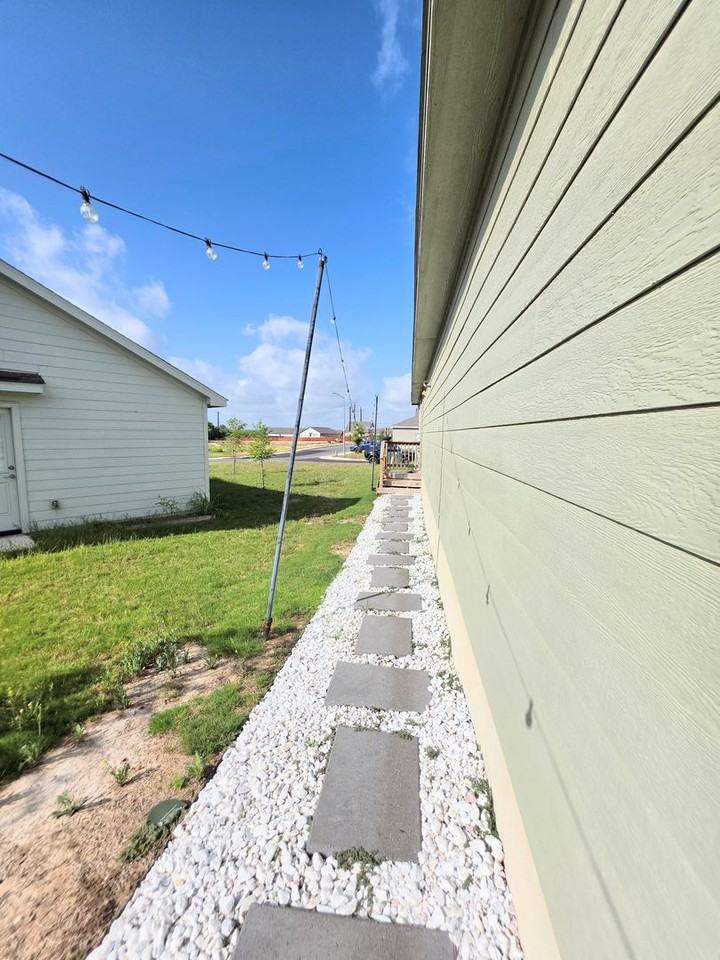 1031 Magrum Way - Photo 4 of 36