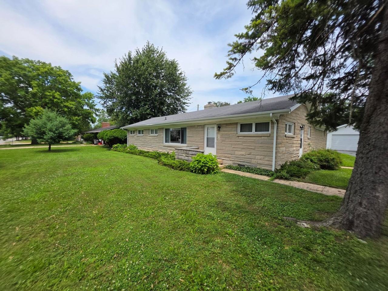 2726 N Salisbury St - Photo 2 of 15