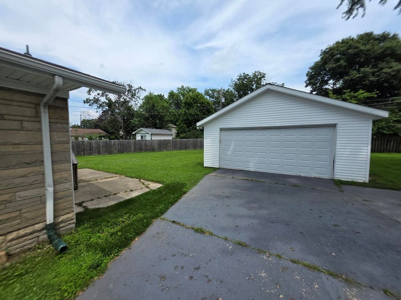 2726 N Salisbury St - Photo 3 of 15