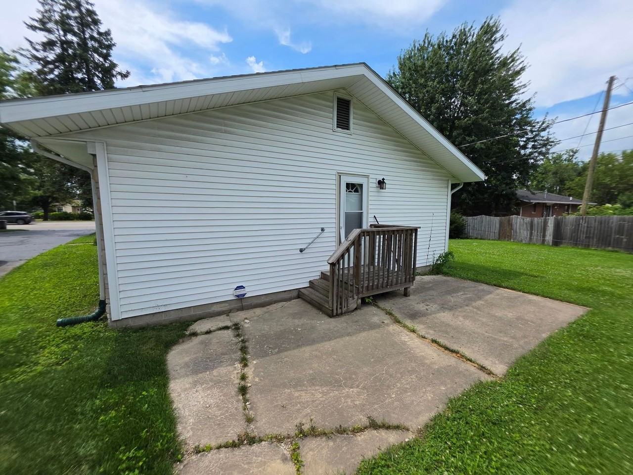 2726 N Salisbury St - Photo 4 of 15