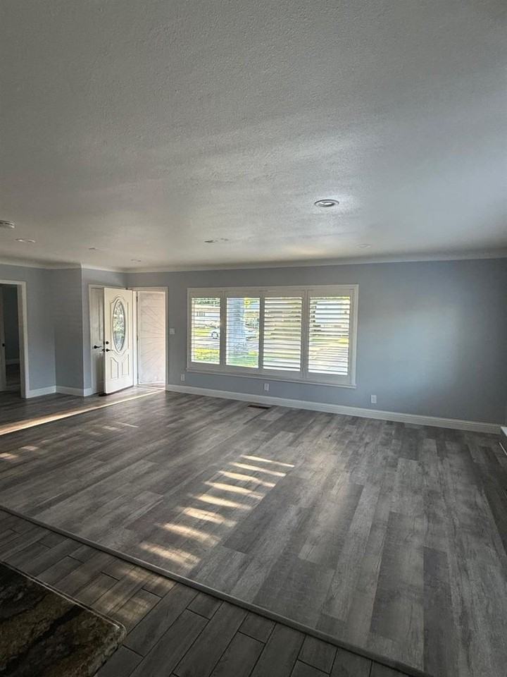 1436 Albany Avenue - Photo 6 of 24