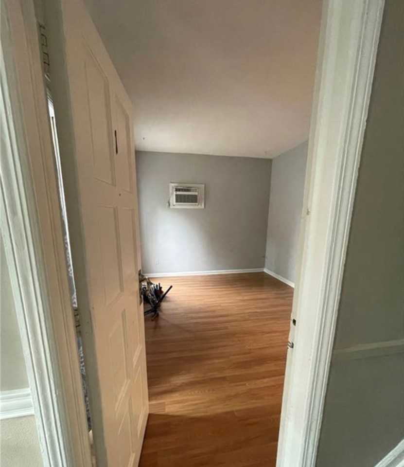 1 Bedroom Condo in Downtown Savannah - Photo 3 of 14