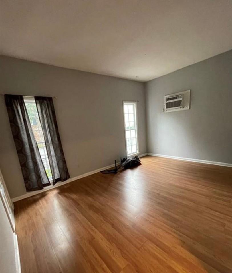 1 Bedroom Condo in Downtown Savannah - Photo 4 of 14
