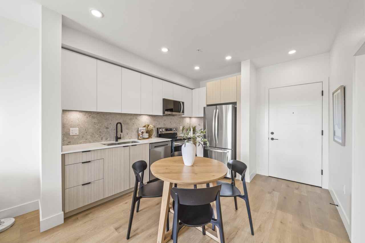 20725 Eastleigh Crescent - Photo 3 of 25