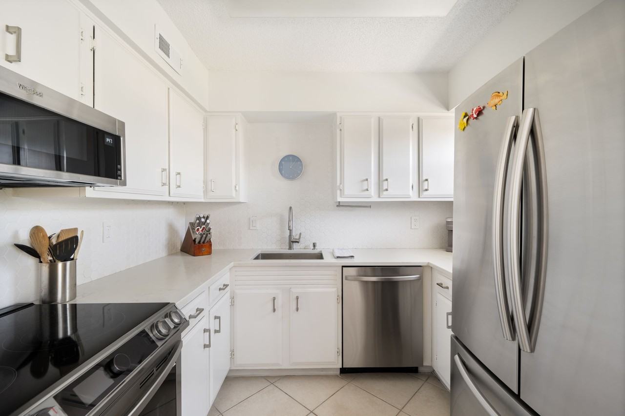 1441 Ocean Dr #206 - Photo 4 of 23