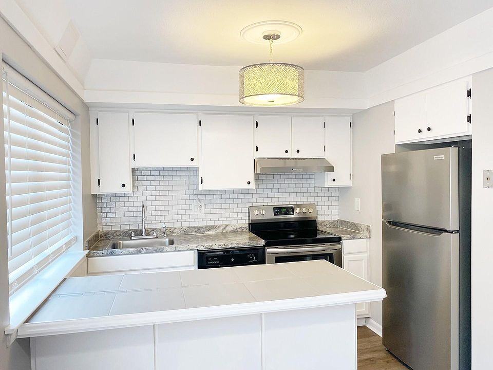 1898 Poplar Woods Cir E #2 - Photo 2 of 7
