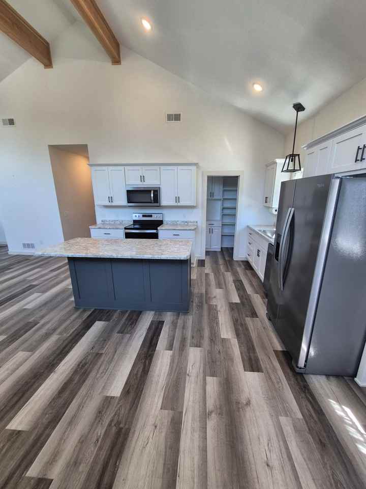 1000 10th Ave Ne #NA - Photo 4 of 12