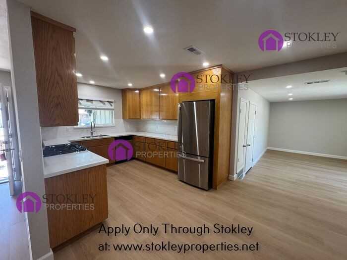 6346 Escallonia Dr - Photo 3 of 37