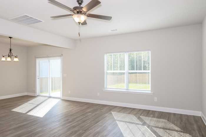 220 Pebble Ln - Photo 4 of 12