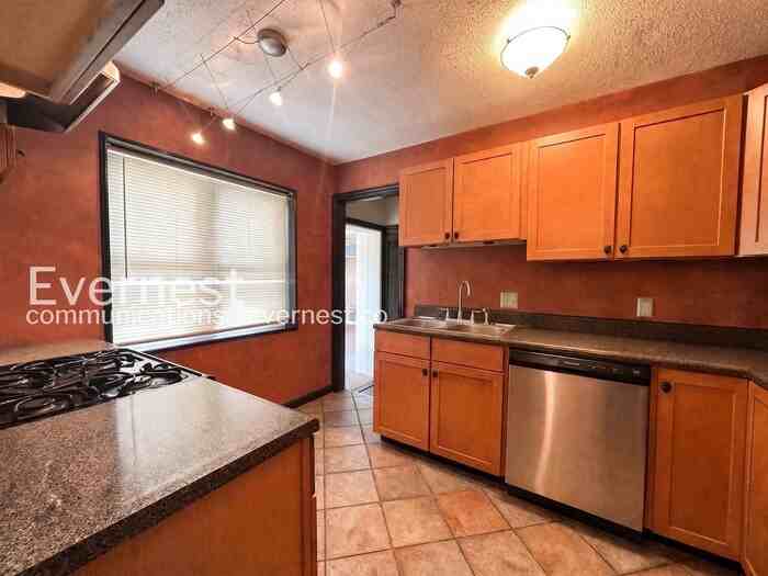 5436 Bancroft Ave - Photo 4 of 27