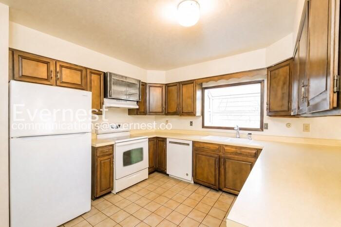 2810 1/2 Cordry Ct - Photo 3 of 27