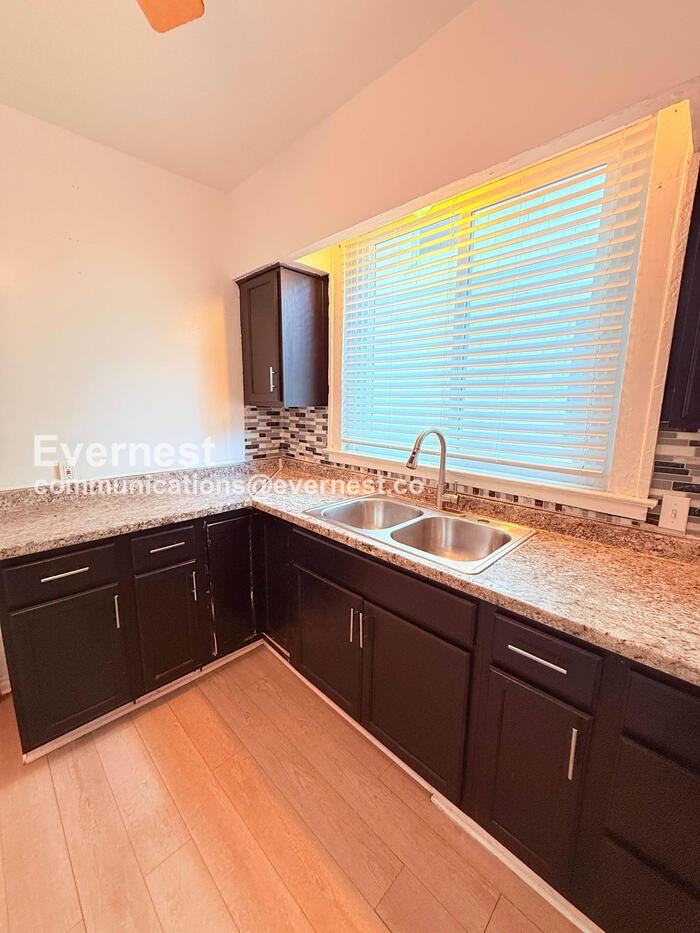 5236 S Clarendon St - Photo 4 of 31