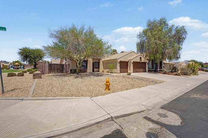 15652 W Durango St - Photo 3 of 32