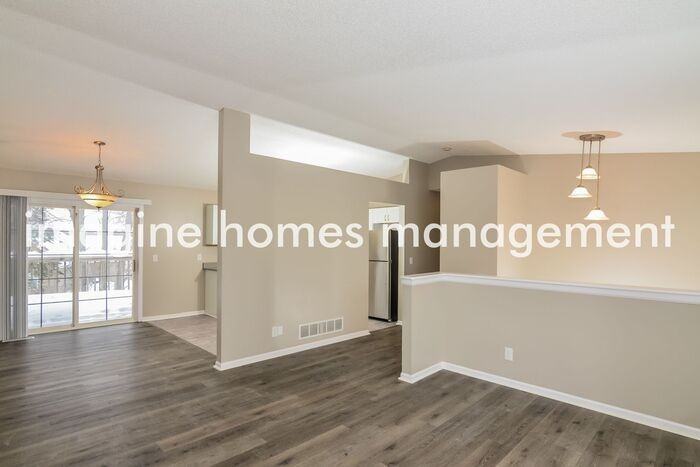 10948 Fillmore St Ne - Photo 3 of 16