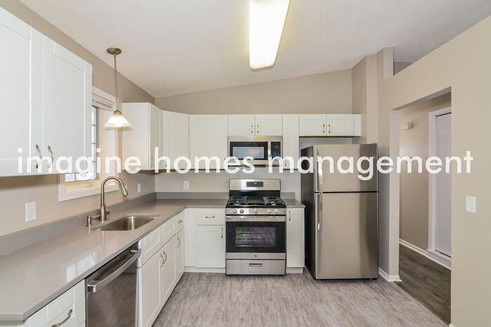10948 Fillmore St Ne - Photo 6 of 16