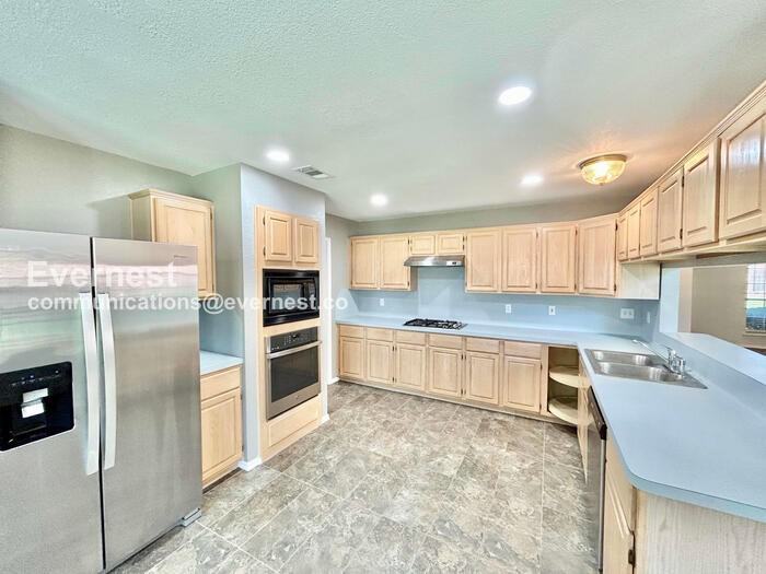1608 Willow Crk - Photo 2 of 28