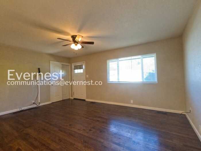 226 Columbine Ct - Photo 4 of 20