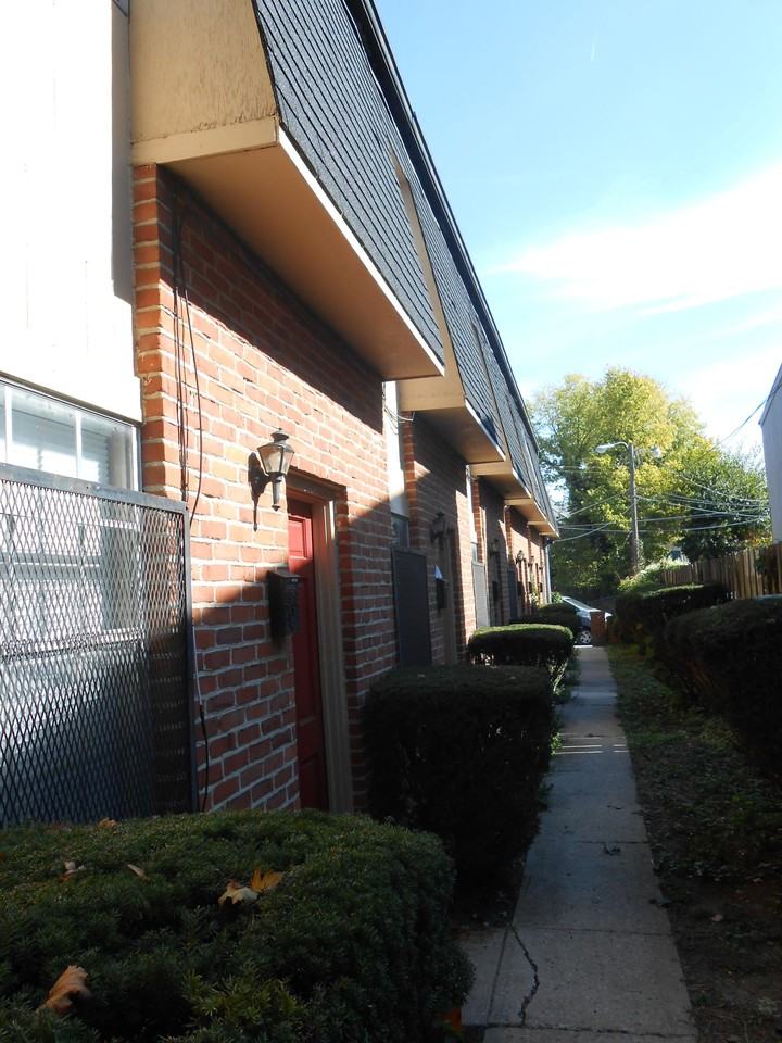 1360 Highland St #B - Photo 5 of 16