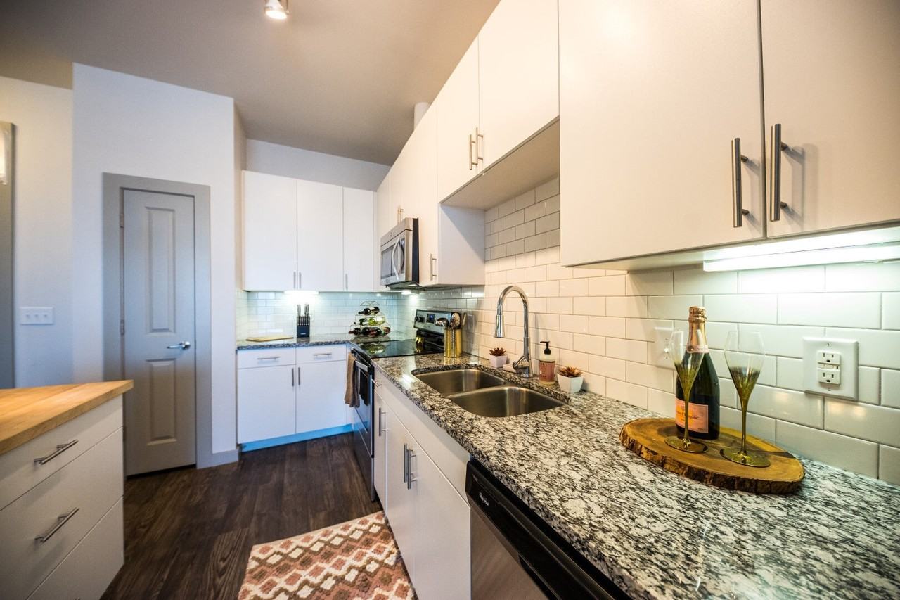 1103 East 6th Street - Photo 4 of 21