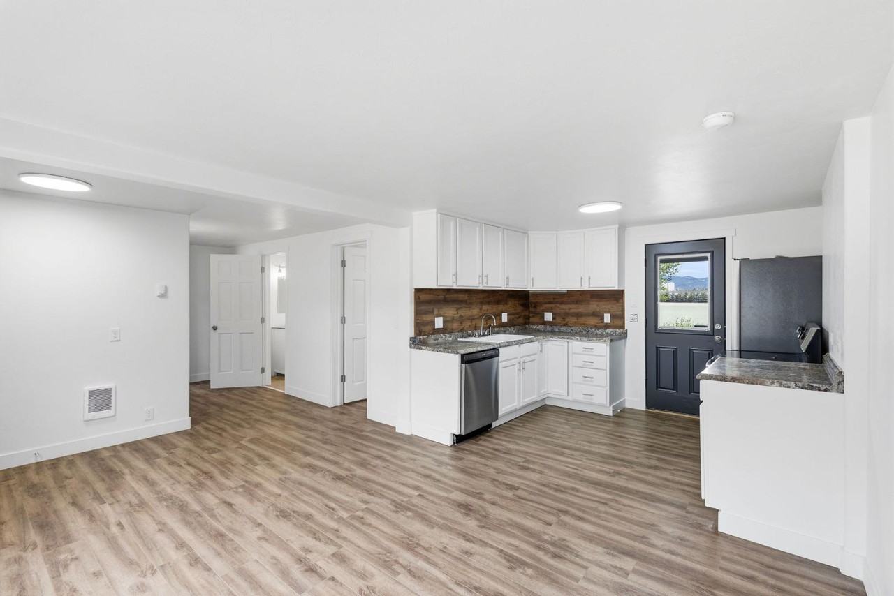 1216 S Main St - Photo 7 of 10