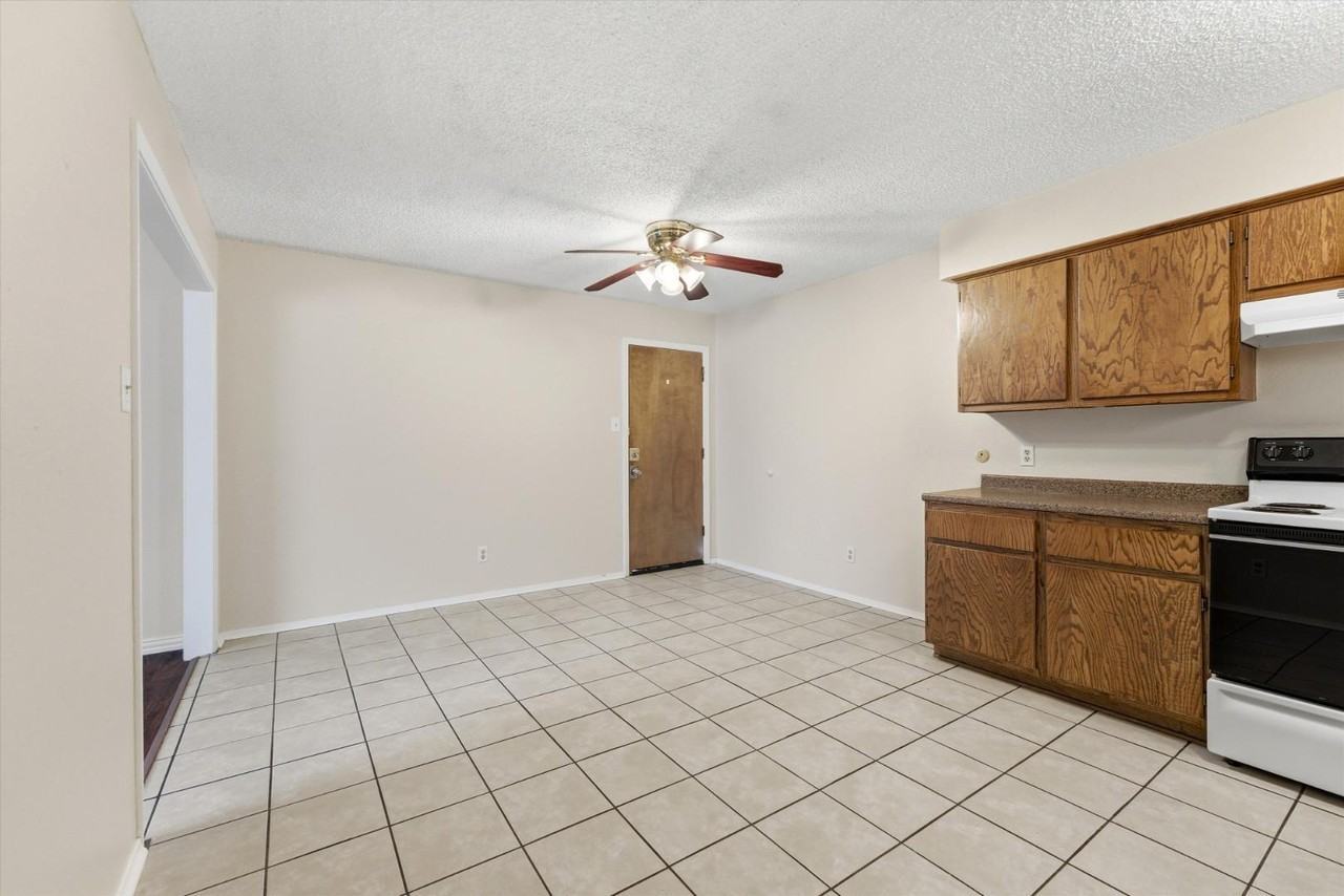 410 W Franklin St - Photo 4 of 10