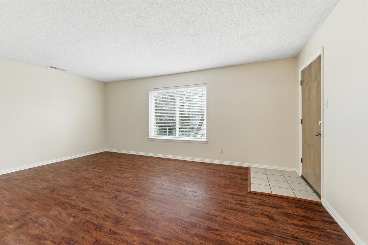 410 W Franklin St - Photo 5 of 10