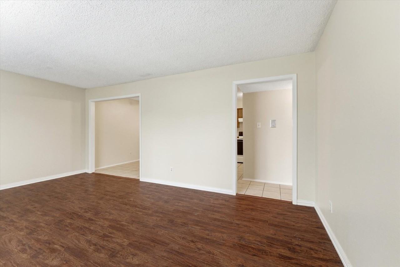 410 W Franklin St - Photo 7 of 10