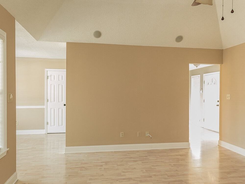 10264 Amanda Dr - Photo 3 of 16