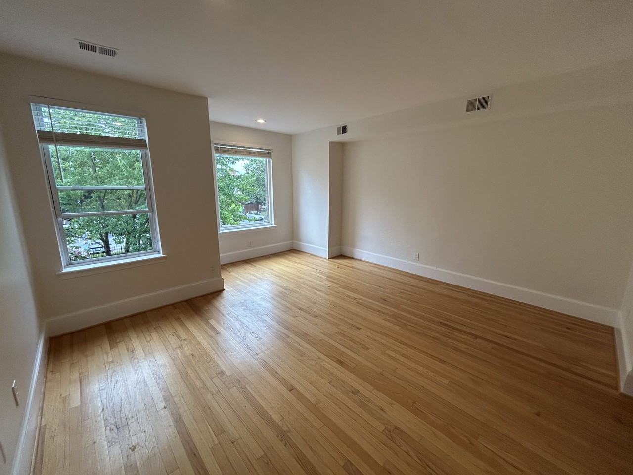 1439 Girard St Nw #3 - Photo 5 of 17