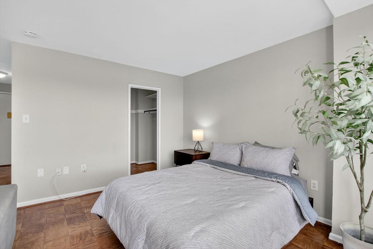 10401 Grosvenor Pl #808 - Photo 5 of 17