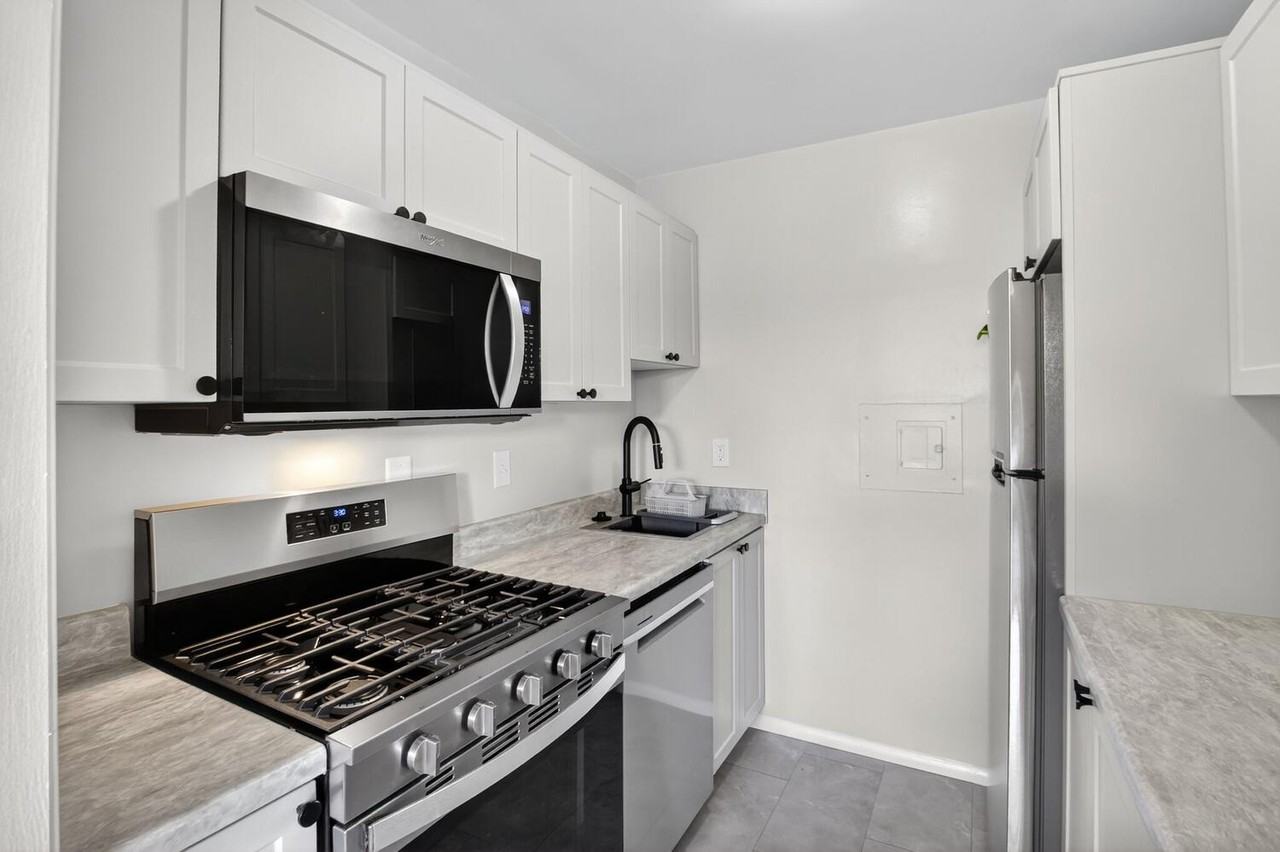 10401 Grosvenor Pl #808 - Photo 7 of 17