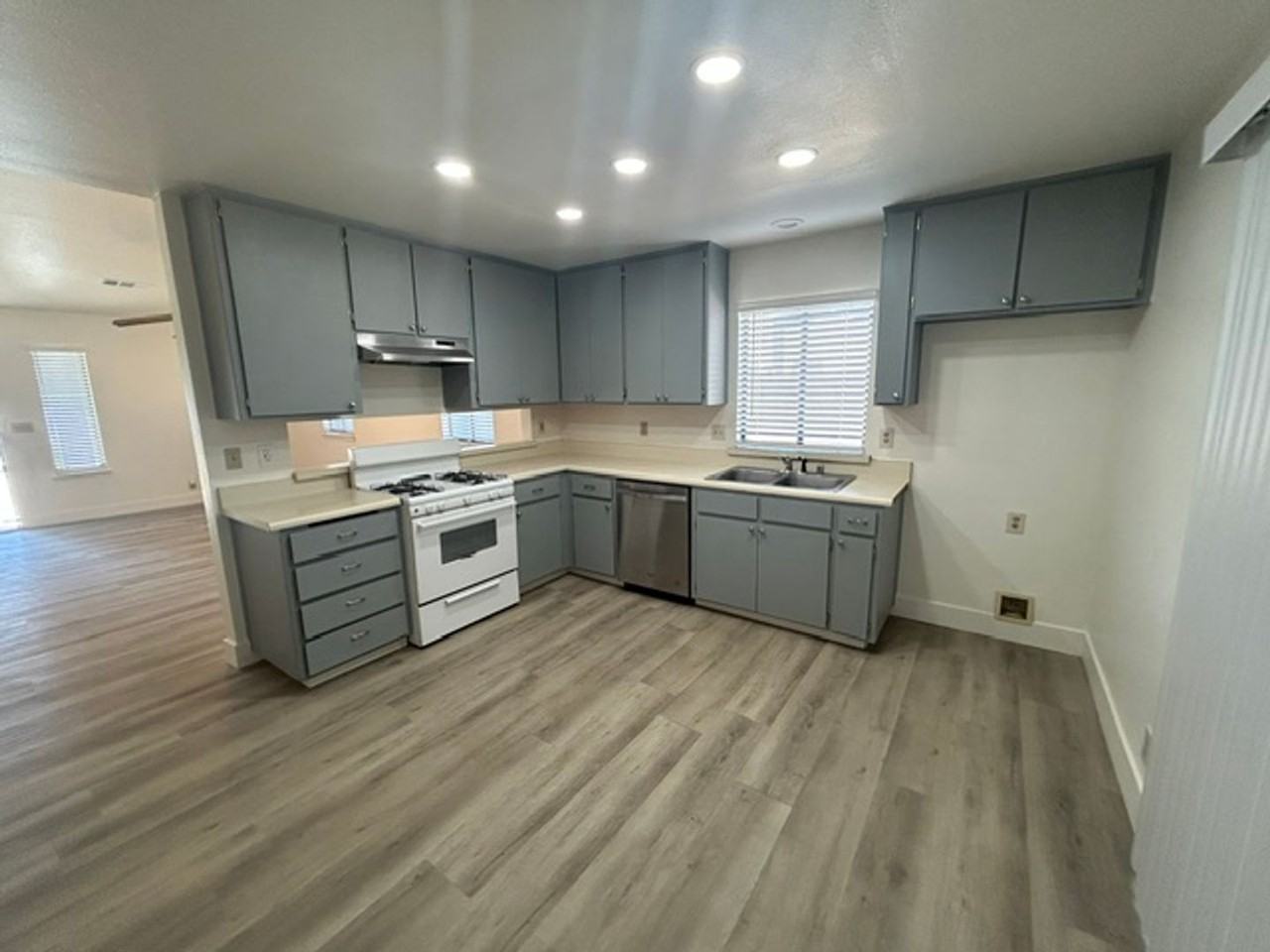 1136 W Damron Ave - Photo 5 of 19